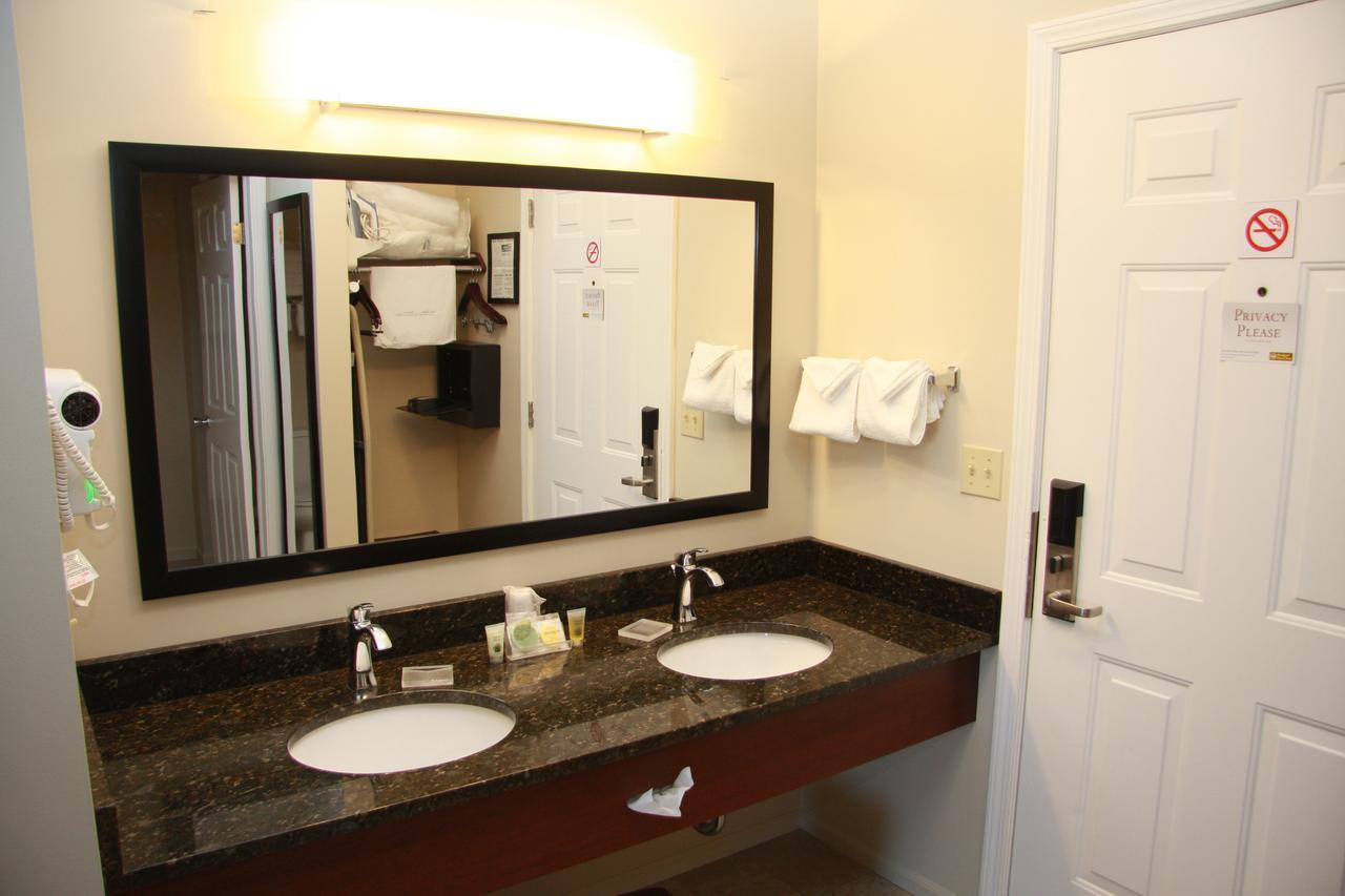Budget Host Inn & Suites Сент-Игнас Экстерьер фото