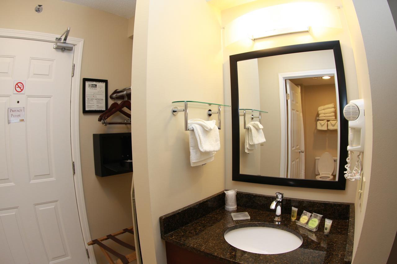 Budget Host Inn & Suites Сент-Игнас Экстерьер фото