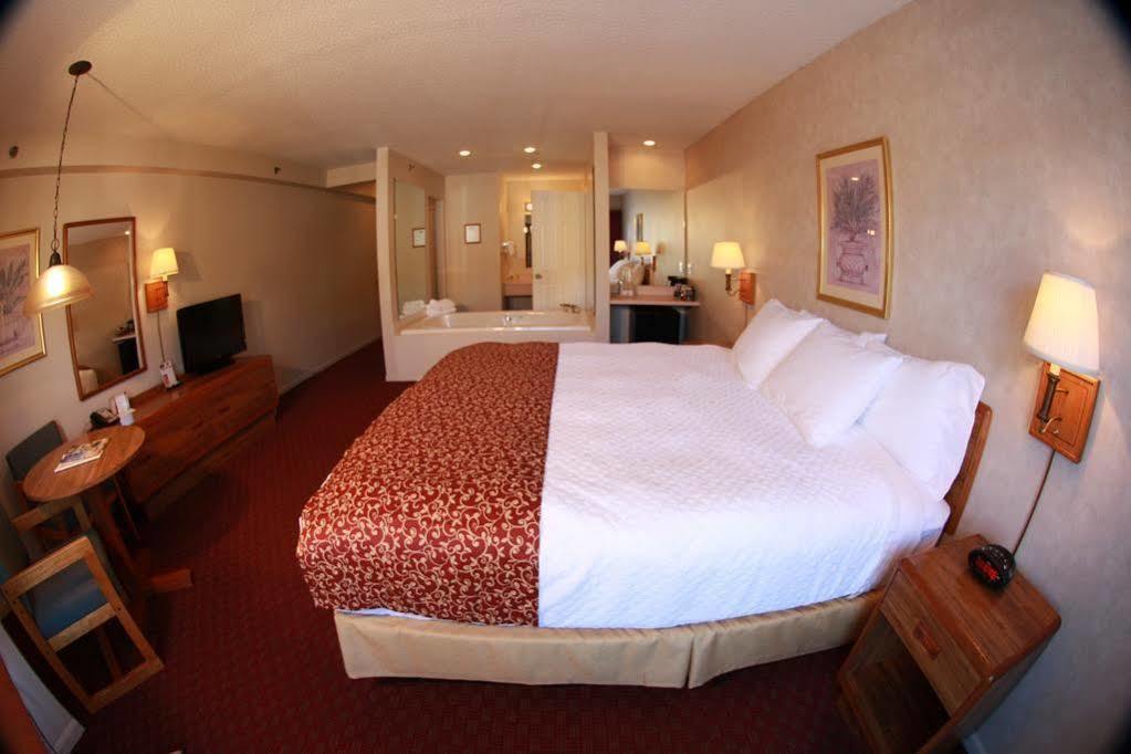 Budget Host Inn & Suites Сент-Игнас Экстерьер фото