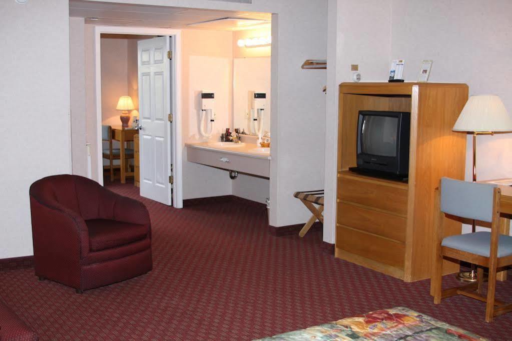Budget Host Inn & Suites Сент-Игнас Экстерьер фото