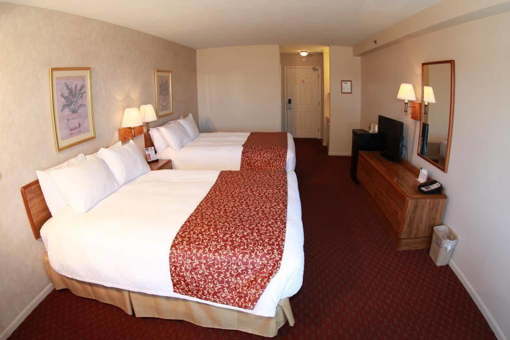Budget Host Inn & Suites Сент-Игнас Экстерьер фото