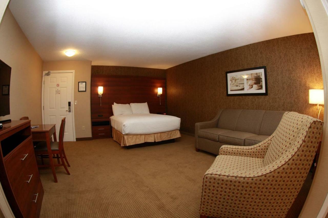 Budget Host Inn & Suites Сент-Игнас Экстерьер фото